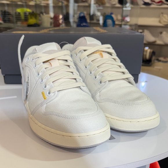 White and Green Sneakers with Gold Chain Box - Picture 4 of 11